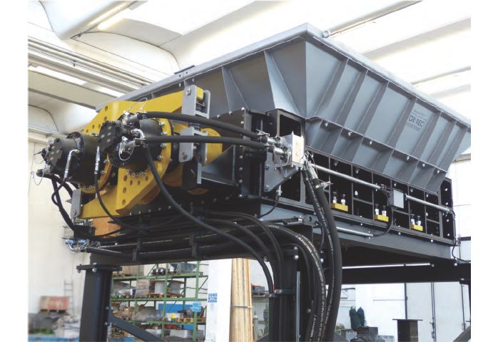 2 hriadeľový drvič 1x315kW, hydraulický pohon, kapacita približne 40t /