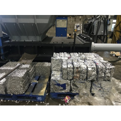 Automatický lis se stand. zásob. a výstupním otvorem pro balíky