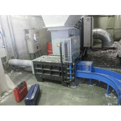 Automatický lis se stand. zásob. a výstupním otvorem pro...