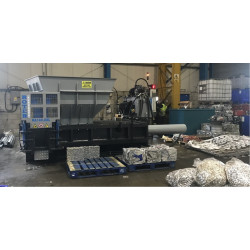 Automatický lis se stand. zásob. a výstupním otvorem pro balíky