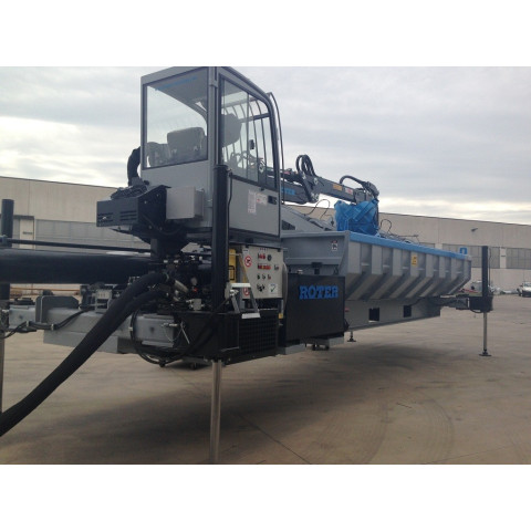 Jeřáb s kabinou a pákou