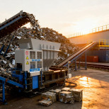 Automatický lis se stand. zásob. a výstupním otvorem pro balíky